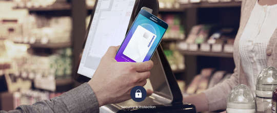 삼성전자는 지난 13일(현지시간) 미국 뉴욕 링컨센터에서 개최한 '삼성전자 언팩 2015'에서 삼성페이 정식 서비스를 발표하며, 애플페이와 본격적인 경쟁구도를 형성하게 됐다삼성전자 모델이 갤럭시노트5로 삼성페이 서비스를 이용하고 있는 모습.  삼성전자 제공